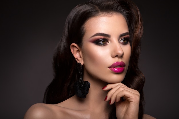 Bella donna con trucco professionale. Labbra rosa