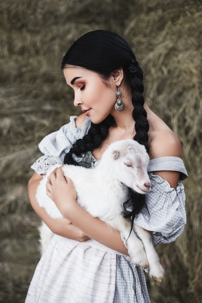 bella donna con un bambino di capra