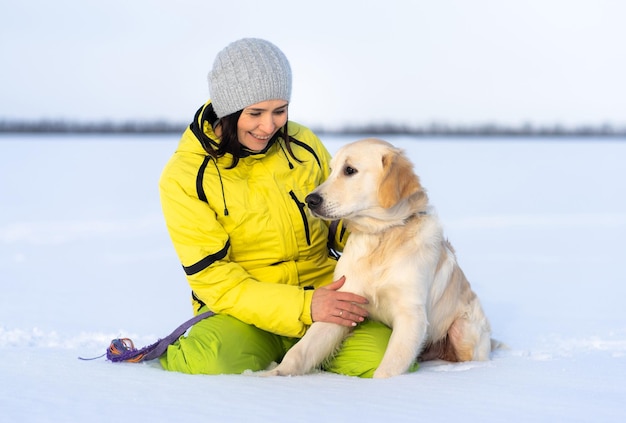 Bella donna con un bel cane