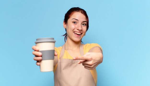 Bella donna con un caffè da asporto