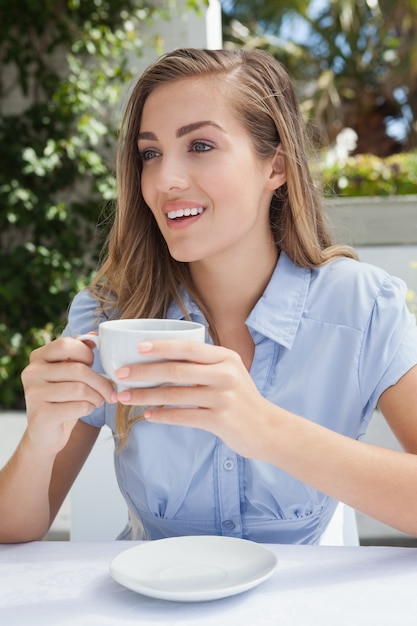 Bella donna con un caffè