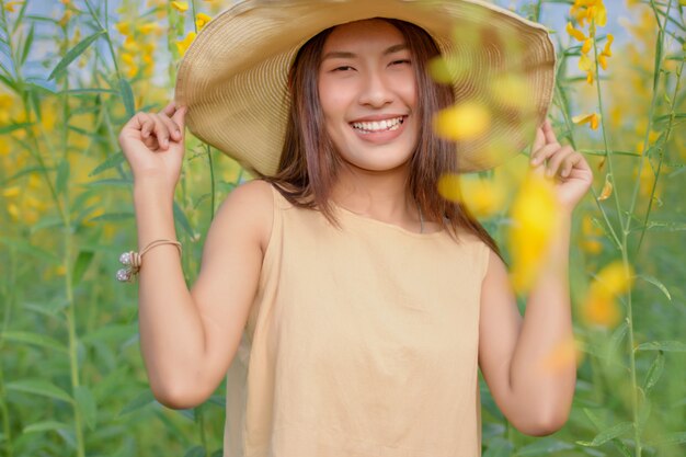 Bella donna con un campo di fiori Sunhemp
