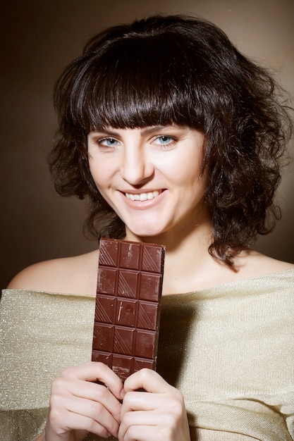 Bella donna con un cioccolato