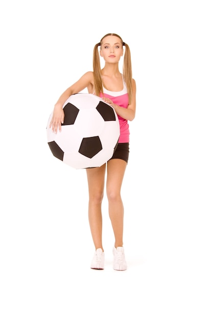 bella donna con un grande pallone da calcio su bianco