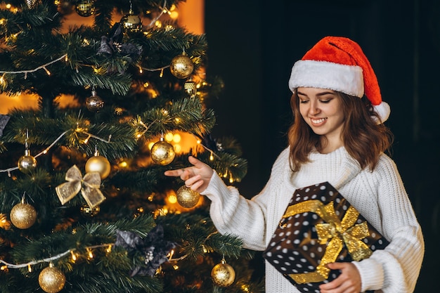 Bella donna con un maglione caldo, calzini e cappello di Natale