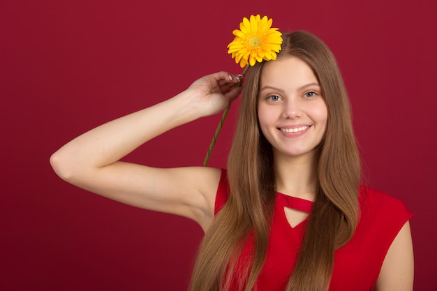 Bella donna con una camicia rossa