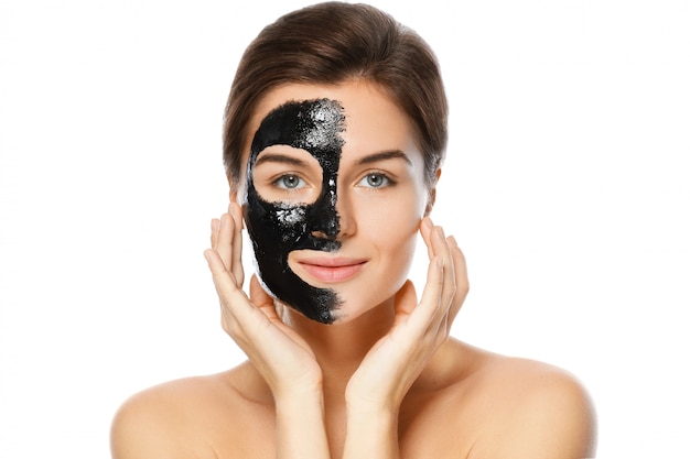 Bella donna con una maschera nera purificatrice sul viso