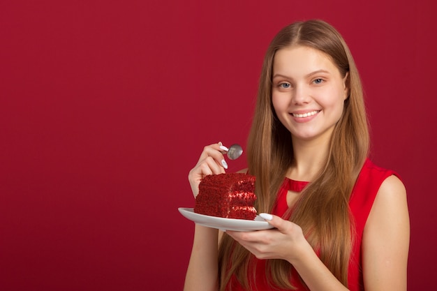 Bella donna con una torta di velluto rosso