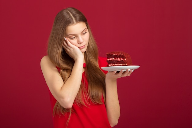 Bella donna con una torta di velluto rosso