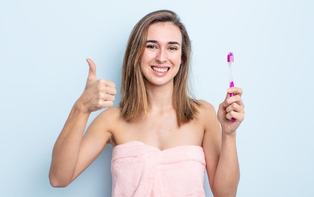 Bella donna con uno spazzolino da denti.