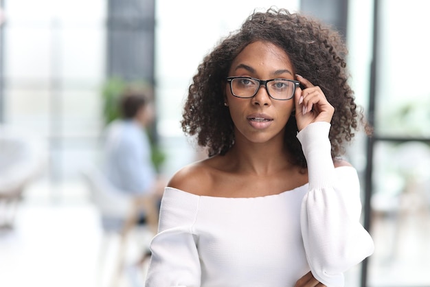 Bella donna d'affari afroamericana femminile in ufficio