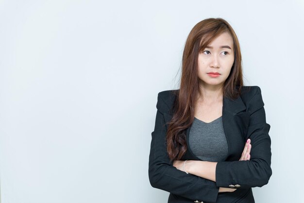 Bella donna d'affari asiatica pensare qualcosa su sfondo biancoThailandia personeStress dal lavoro Concetto di donna triste