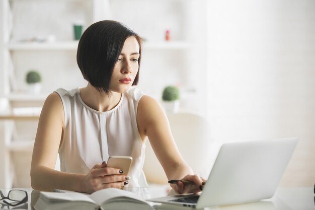 Bella donna d'affari che utilizza la tecnologia