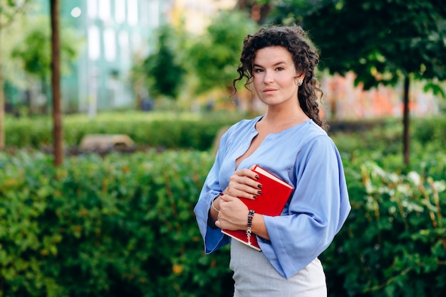 Bella donna d'affari in stile casual tenendo il quaderno