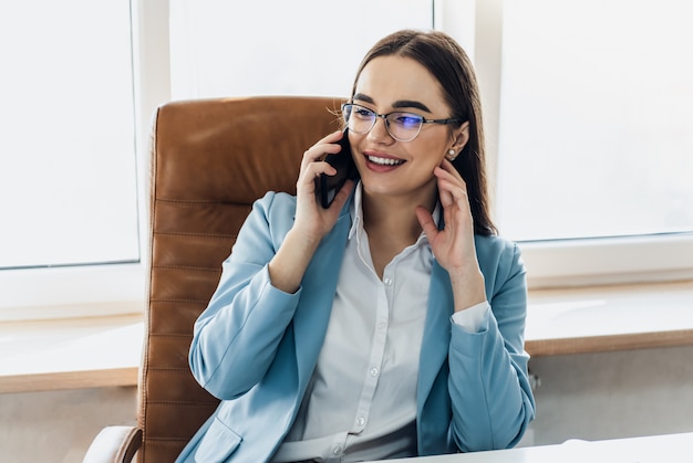 Bella donna d'affari, lavorando nel suo ufficio