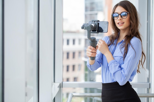 Bella donna d'affari registra un video blog al telefono