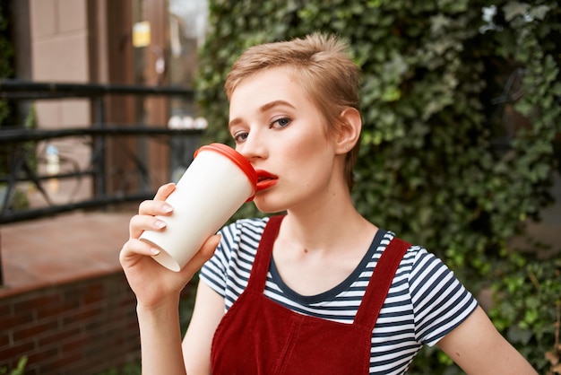 bella donna dai capelli corti tazza di caffè all'aperto divertimento foto di alta qualità