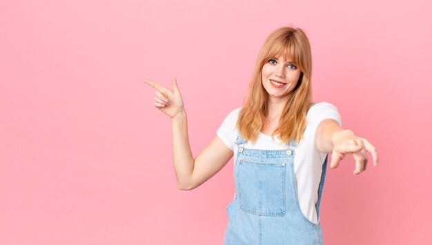 Bella donna dai capelli rossi che indica la telecamera che ti sceglie