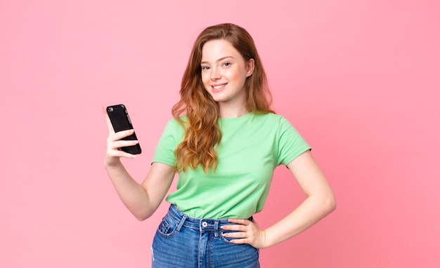 Bella donna dai capelli rossi che usa il suo smartphone