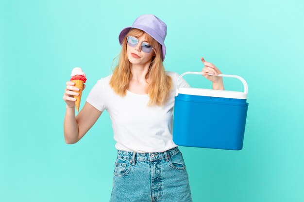 Bella donna dai capelli rossi e un gelato