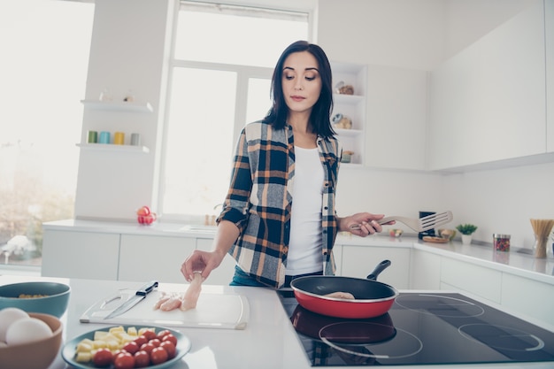 Bella donna del ritratto che cucina