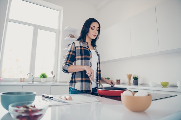 Bella donna del ritratto che cucina