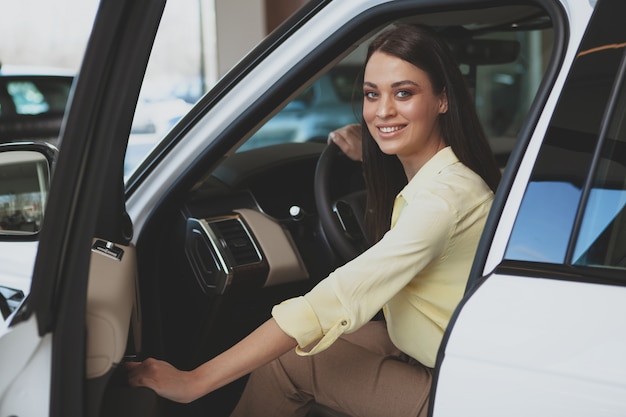 Bella donna di affari che compra nuova automobile