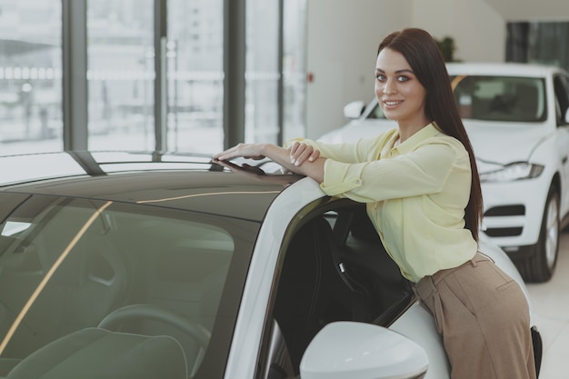 Bella donna di affari che compra nuova automobile