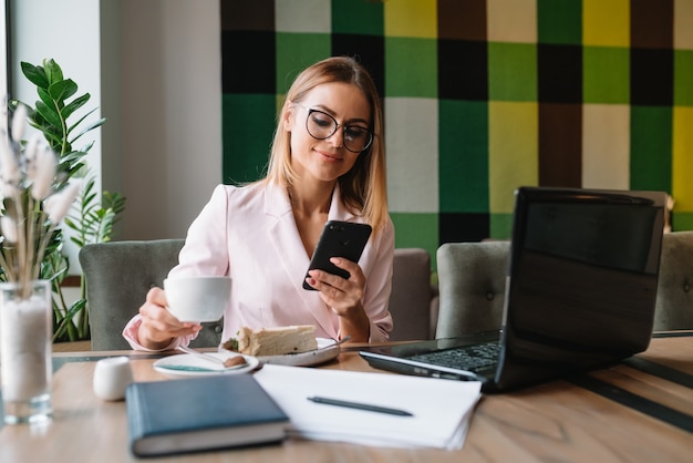 Bella donna di affari che lavora in un caffè