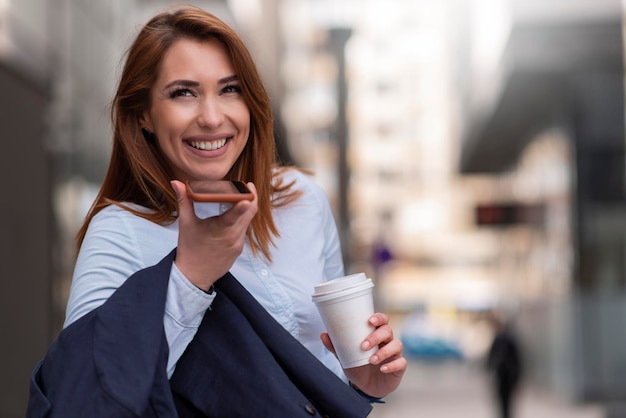 Bella donna di affari che parla sul primo piano del telefono