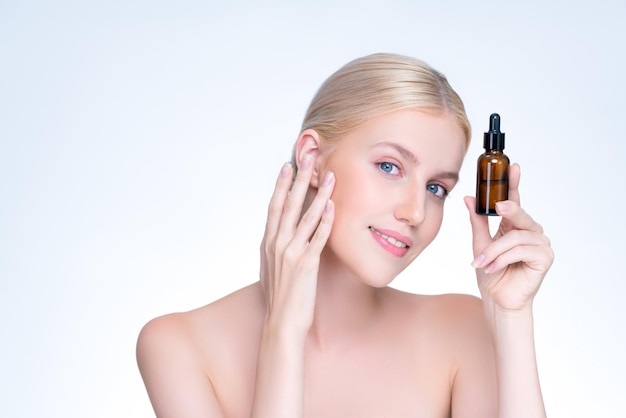 Bella donna di bell'aspetto che tiene l'olio di CBD in uno sfondo isolato