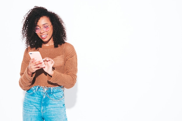 Bella donna di colore con acconciatura afro ricci