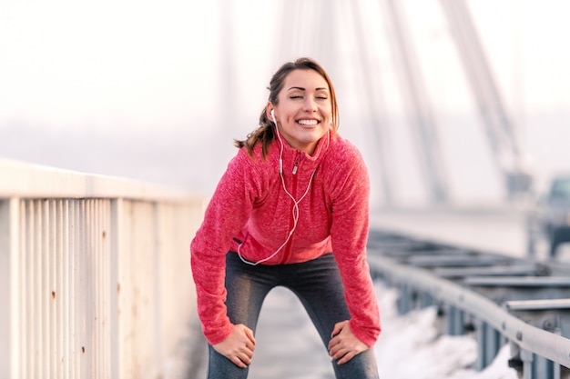 Bella donna di forma fisica che gode alla mattina di inverno. Fitne invernale