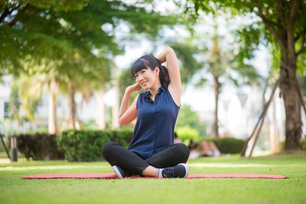 Bella donna di yoga sul parco verde