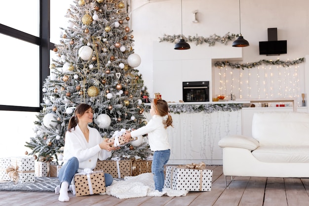 Bella donna e figlia a Natale