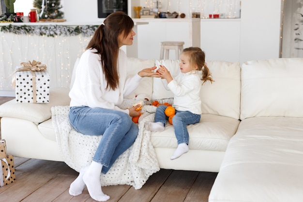 Bella donna e figlia a Natale