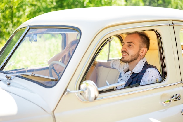 Bella donna e uomo in auto