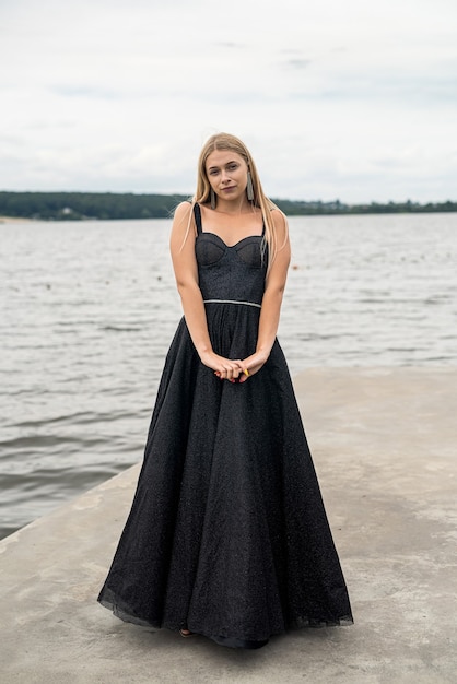 Bella donna elegante in un abito lungo in natura