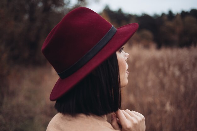 Bella donna elegante in un parco