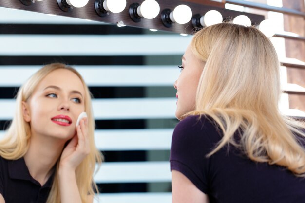 Bella donna facendo trucco sera