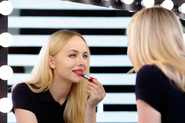 Bella donna facendo trucco sera