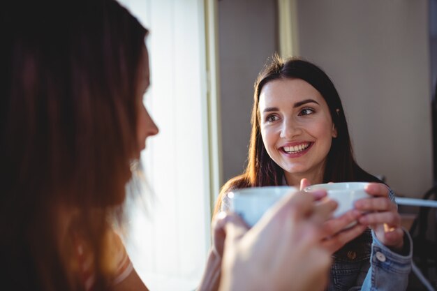 Bella donna felice con l'amico al self-service