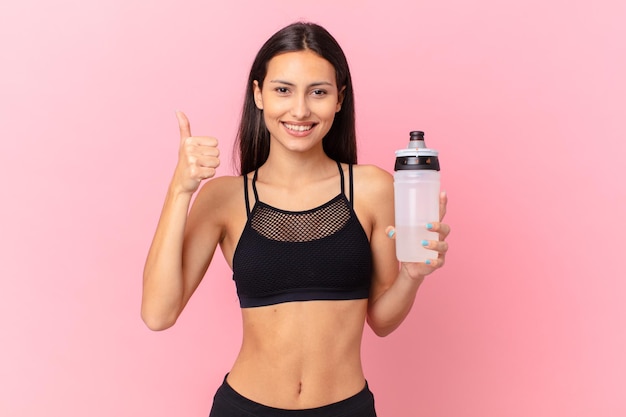 Bella donna fitness con una bottiglia d'acqua