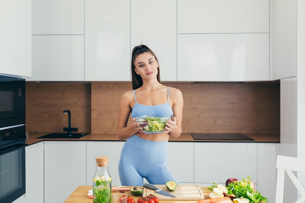 Bella donna fitness, prepara cibo sano a casa,