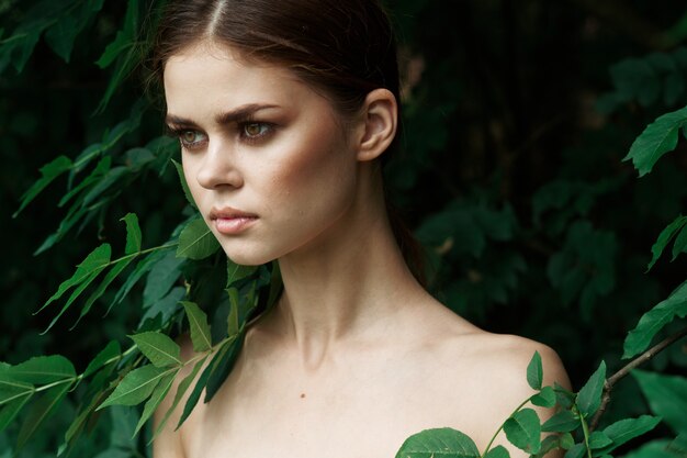 Bella donna foglie verdi pelle pulita modello estivo natura