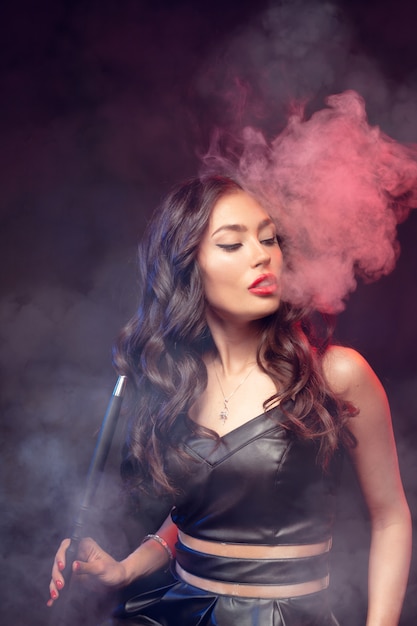 Bella donna fuma narghilè o shisha. Vape nuvola bianca.