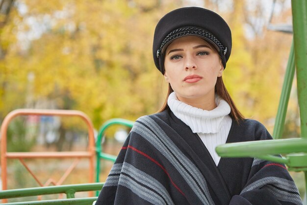 Bella donna gentile nel parco autunnale