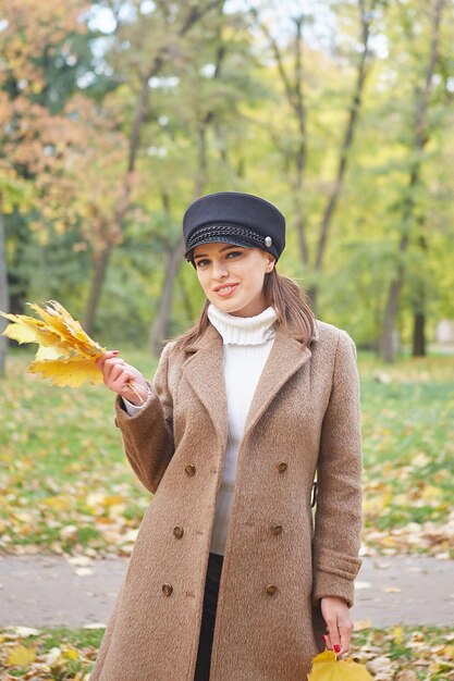 Bella donna gentile nel parco autunnale