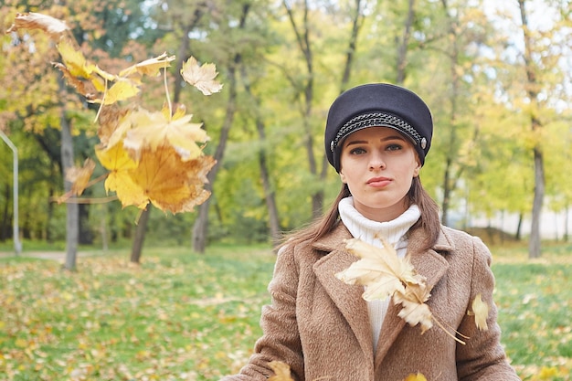 Bella donna gentile nel parco autunnale