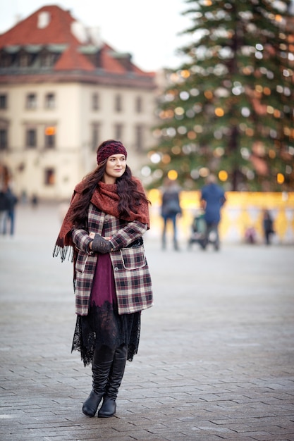 Bella donna gioiosa in città